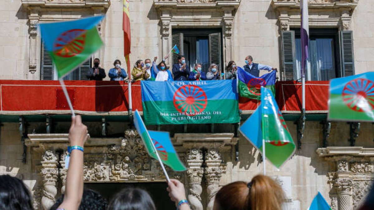 La bandera del pueblo gitano luce en el balcón del Ayuntamiento de Alicante