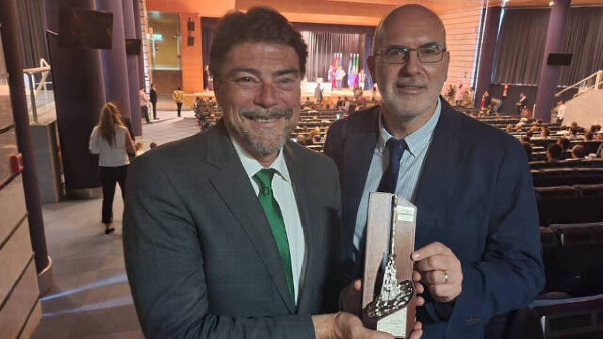 El alcalde recoge la 'Escoba de Platino' en Madrid por la mejora en la limpieza
