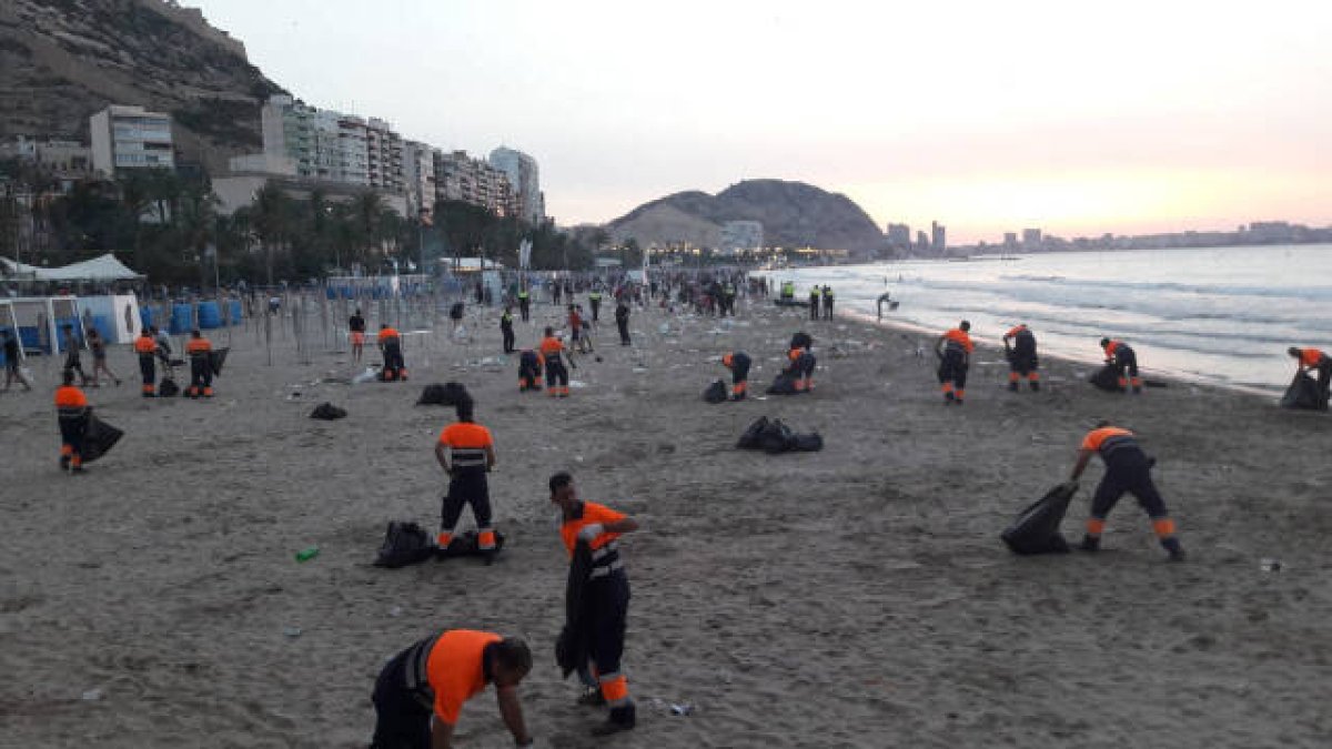 Retiran 42 toneladas de residuos en las playas tras la Noche de San Juan