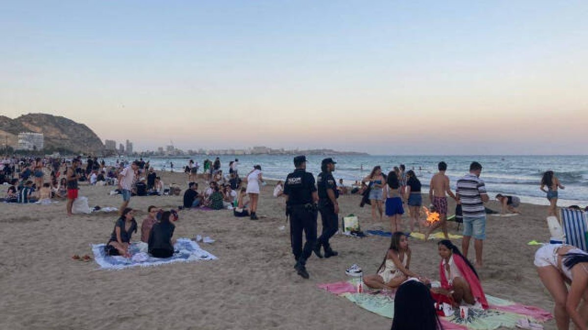 Noche de San Juan sin incidentes destacables en las playas de Alicante