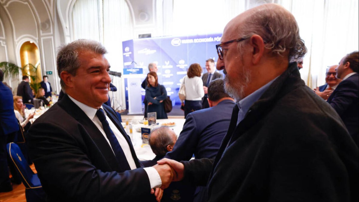 Imagen de archivo de Joan Laporta estrechando la mano a Jaume Roures
