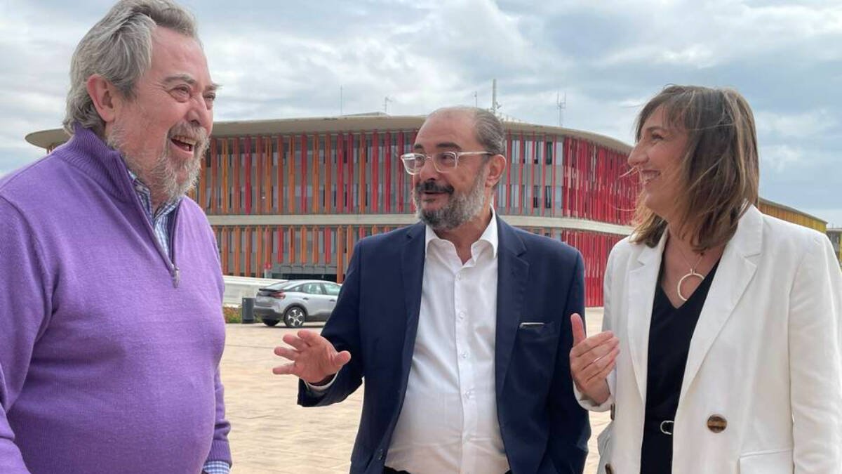 Foto de archivo de Juan Alberto Belloch junto al presidente en funciones de Aragón, Javier Lambán