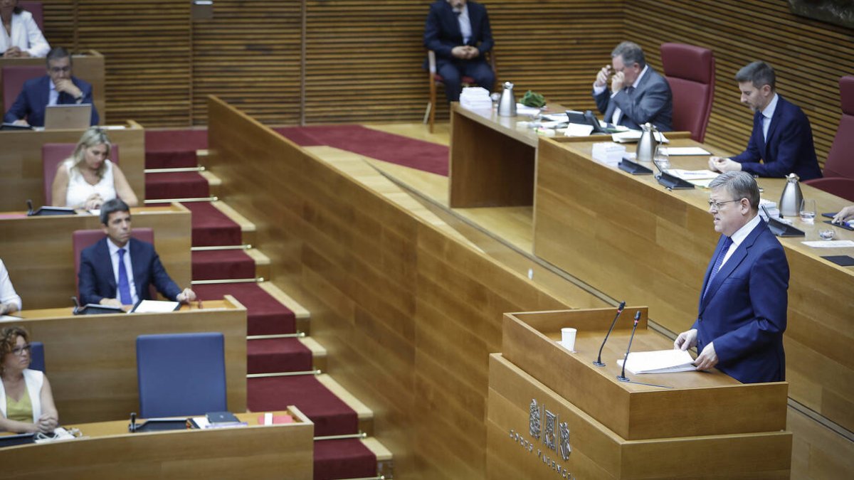 Ximo Puig, expresident de la Generalitat, durante su discurso en el pleno de investidura de Les Corts - CORTS VALENCIANES