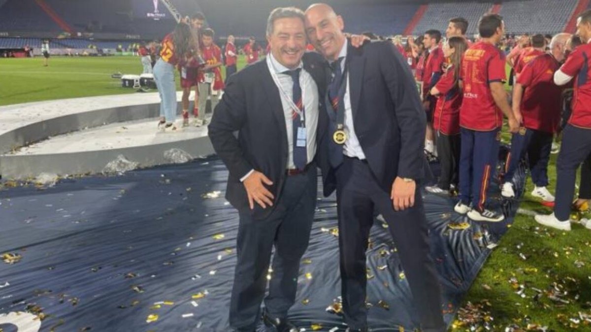Salvador Gomar y Luis Rubiales después de que la selección española ganara la Conference League.