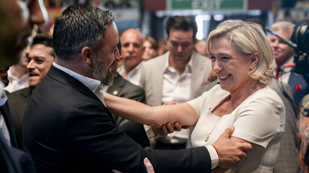 Santiago Abascal y Marine Le Pen se saludan durante el acto ‘Viva 24’ de VOX en Madrid en mayo de 2024