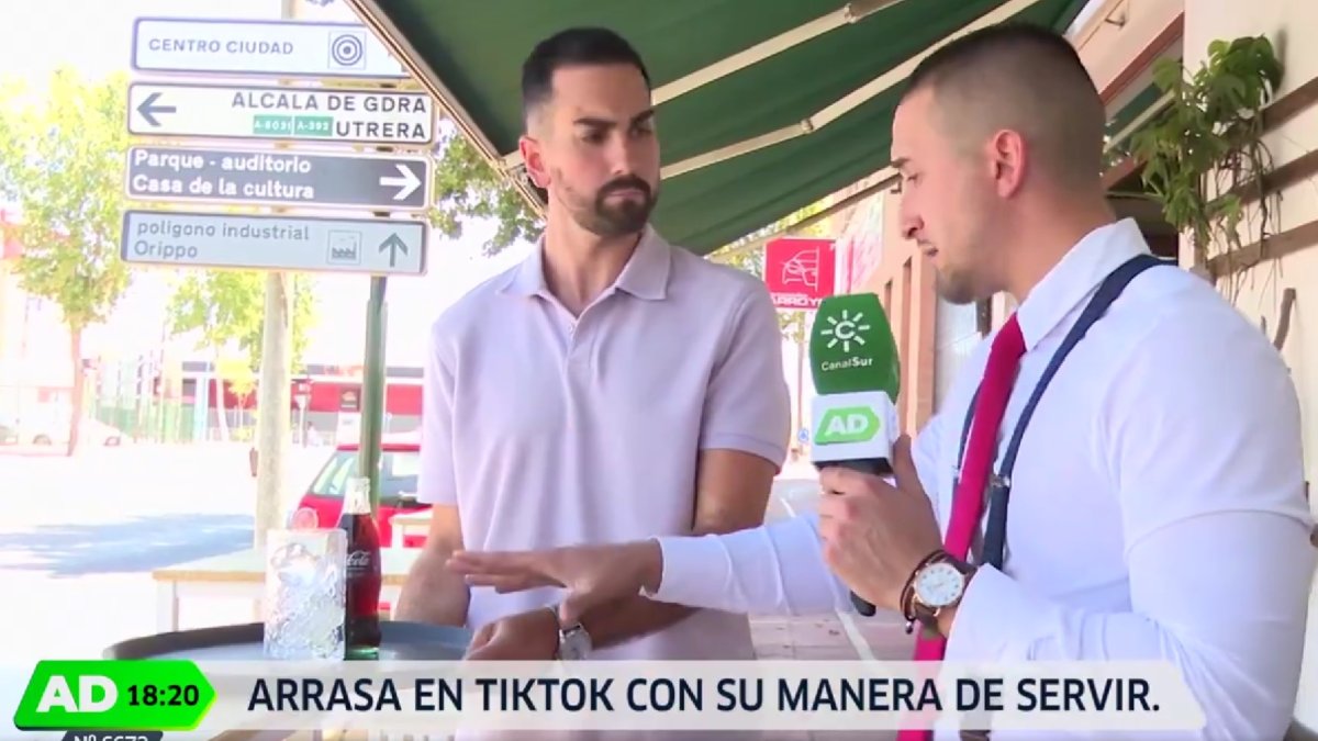 El reportero de 'AD' (Canal Sur) junto a Cristian Ventura.