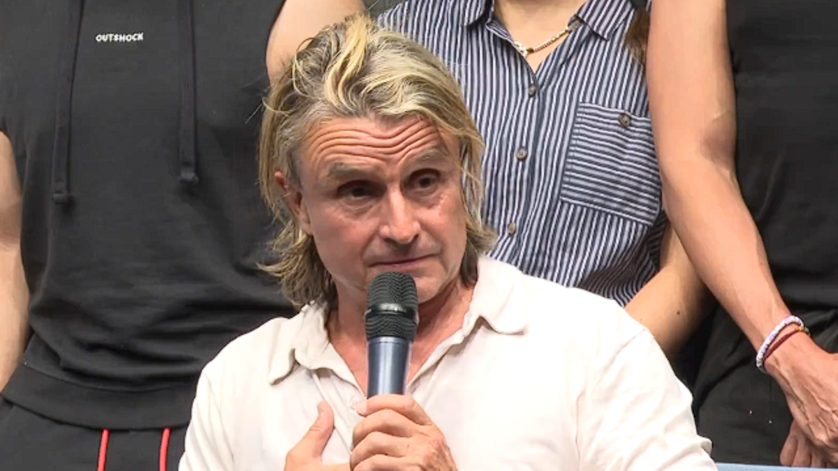 El productor Nacho Cano da explicaciones ante el elenco de 'Malinche' horas después de su detención.