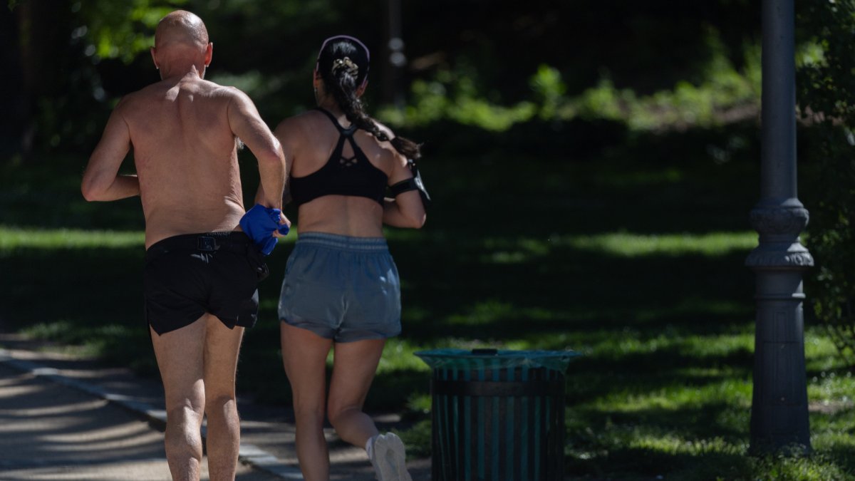 Corredores por el madrileño parque del Retiro.