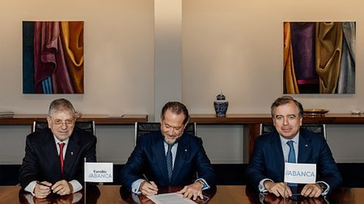 El pte. Juan Carlos Escotet en el centro, a su derecha Francisco Botas, CEO y Fernando Teles.
