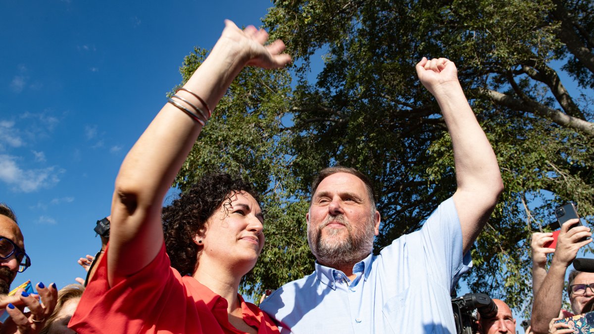 Marta Rovira, junto a Oriol Junqueras, en la frontera gerundense.