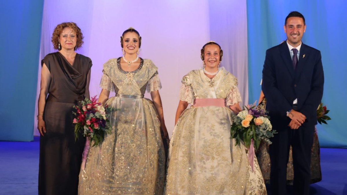 La alcaldesa con las nuevas falleras de Torrent