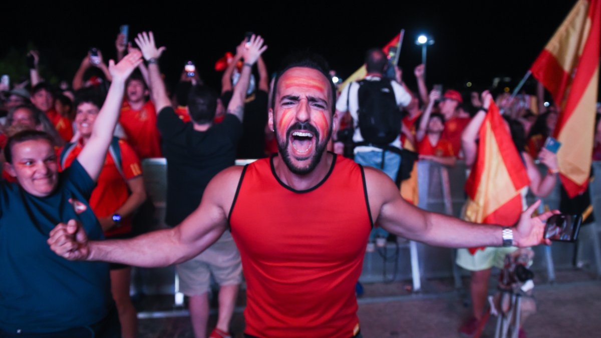 Aficionados españoles celebrando el triunfo de la selección en Madrid.
