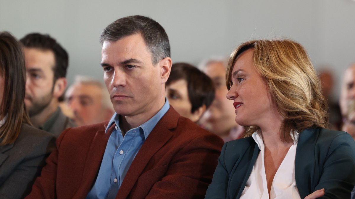 El presidente del Gobierno, Pedro Sánchez, y la portavoz nacional del PSOE y ministra de Educación, Pilar Alegría.