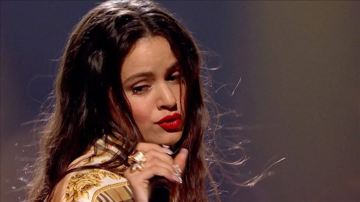 El curioso motivo por el que la cantante de moda negó el saludo a Almodóvar