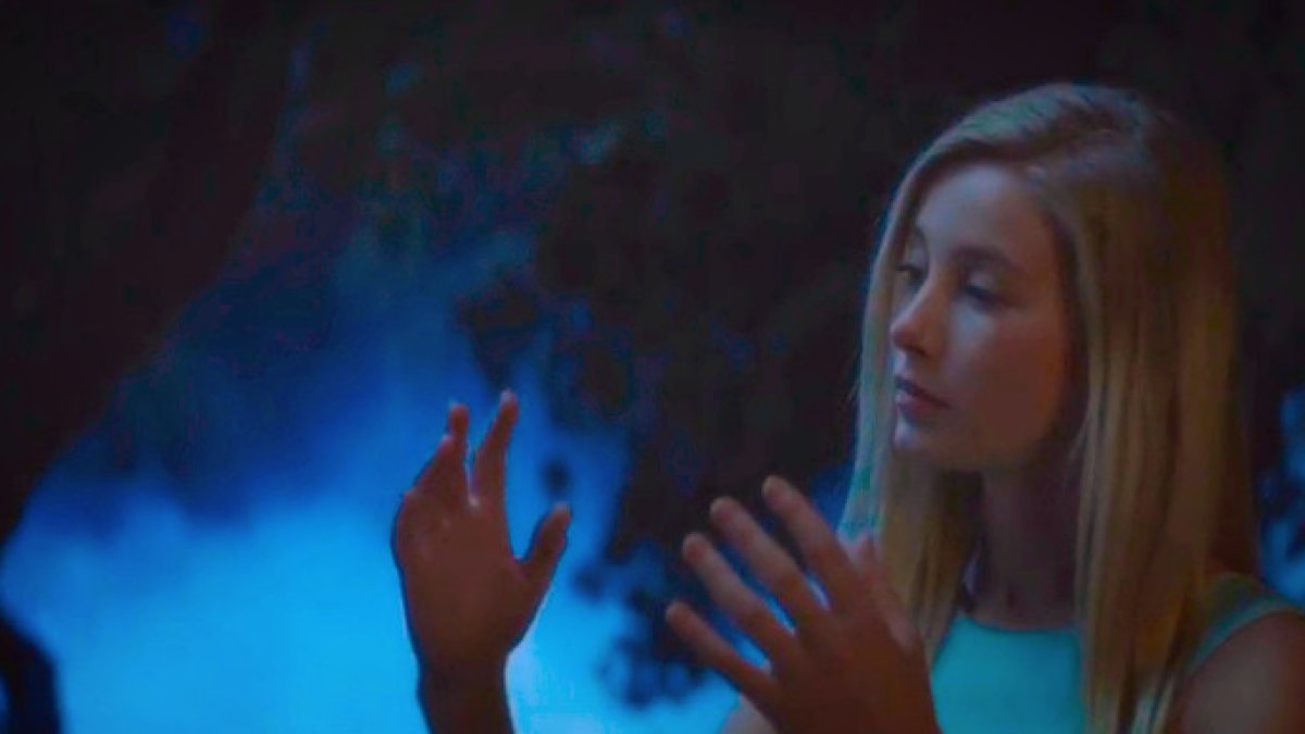 La actriz y modelo Charlotte Vega da vida a Danielle, la extraterrestre protagonista del anuncio del Sorteo de Navidad