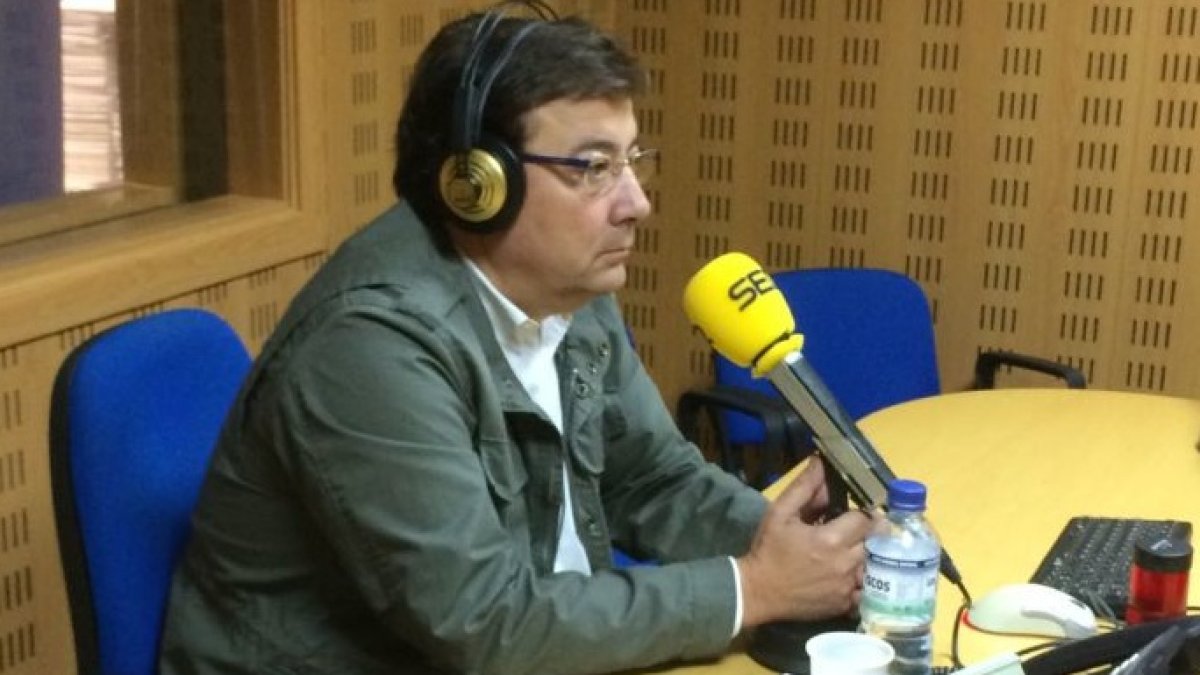 El presidente de Extremadura, este lunes, durante su entrevista en la SER