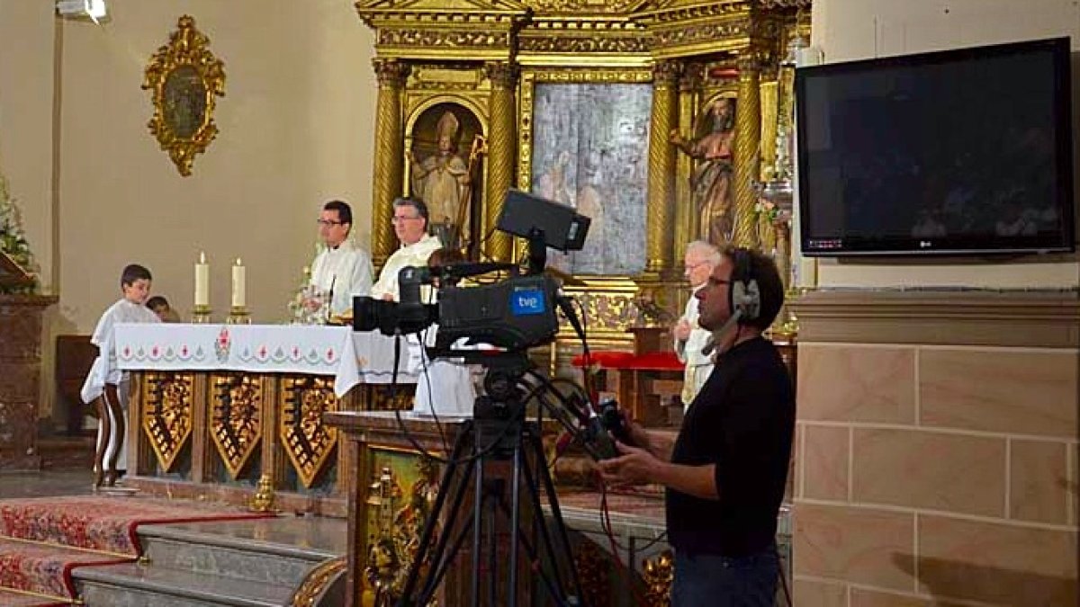 La Santa Misa en La 2 triunfa tras los ataques de Podemos.