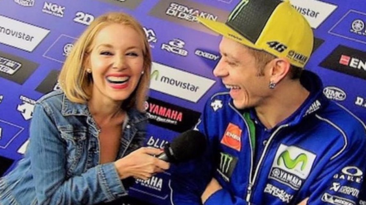 Rossi se muere de vergüenza ante la loca proposición de una reportera española