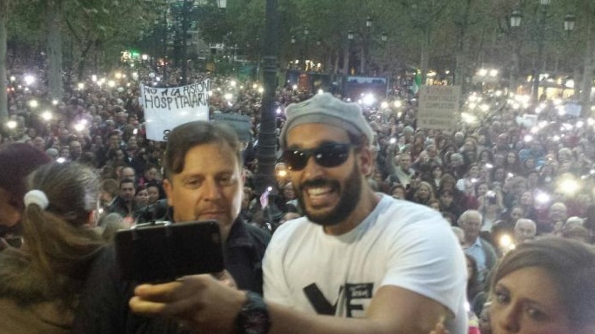 Con gafas, el doctor Jesús Candel,