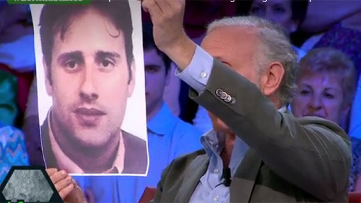 Eduardo Inda enseñando una fotografía de Miguel Ángel Blanco.