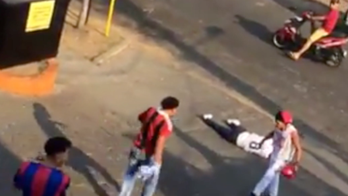 El vídeo de la brutal paliza a un joven merengue en el Clásico levanta ampollas