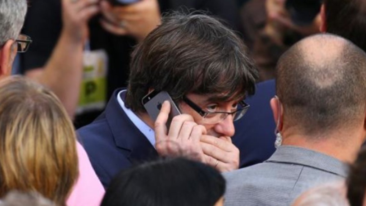 Puigdemont, hablando por teléfono con gesto preocupado.