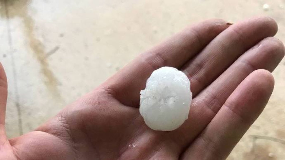 Imagen del granizo que ha caido durante apenas unos minutos