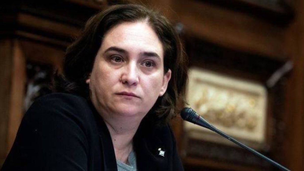 Colau ofende a los niños con un chiste zafio y la