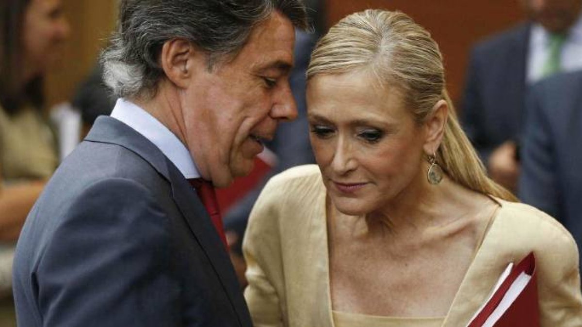 Cristina Cifuentes, junto a su antecesor en la Presidencia de la Comunidad de Madrid, Ignacio González.