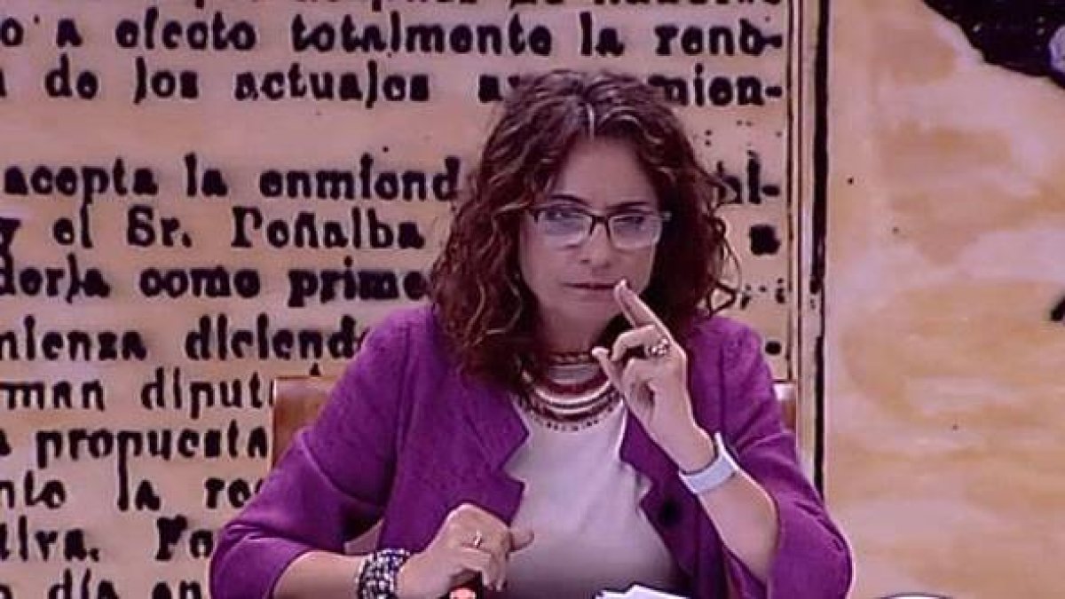 La ministra Montero en actitud desafiante durante su comparecencia en el Senado.