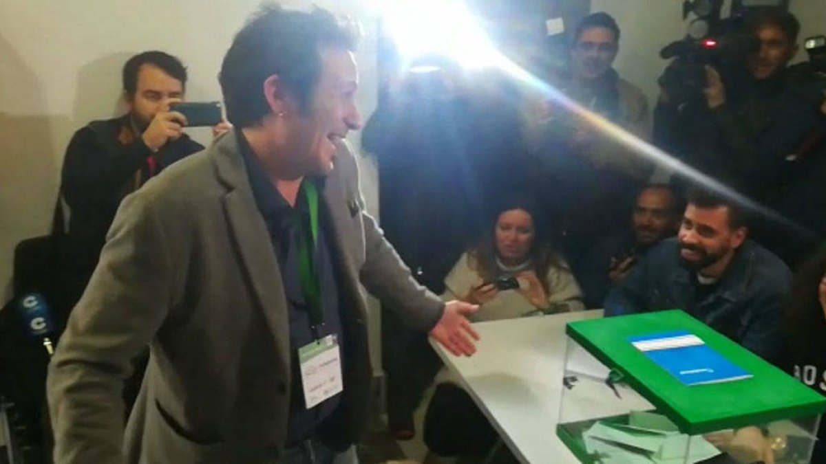 El alcalde de Cádiz, José María González Kichi, este domingo votando en las elecciones andaluzas.