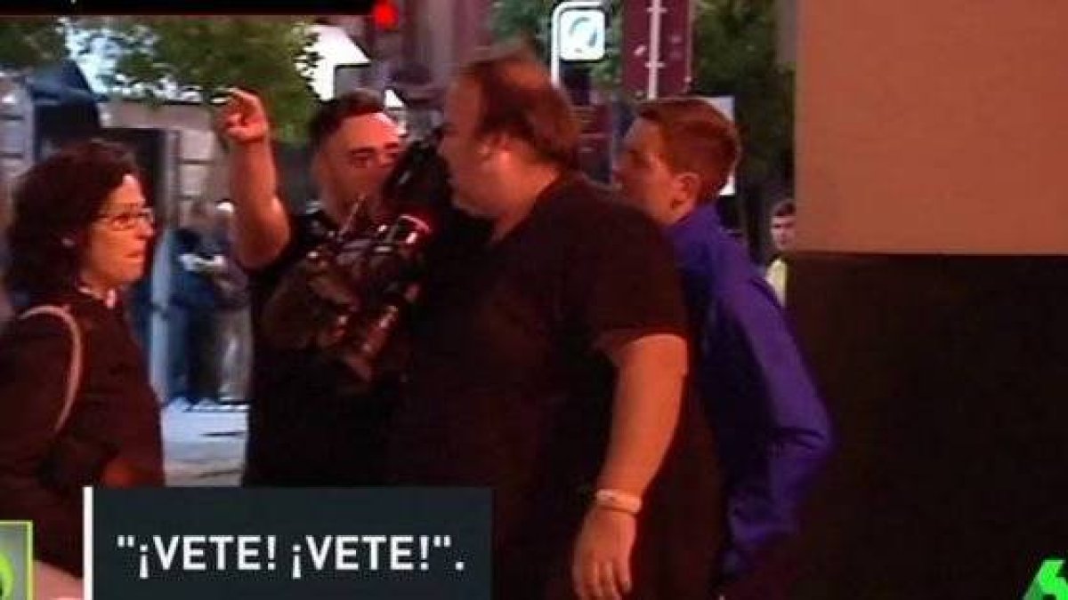 Amenazan a un cámara de La Sexta mientras los hooligans destrozan Sevilla