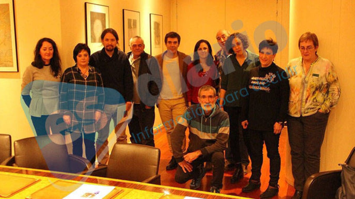 La foto que humilló a la Guardia Civil: Iglesias con los familiares de los agresores de Alsasua.
