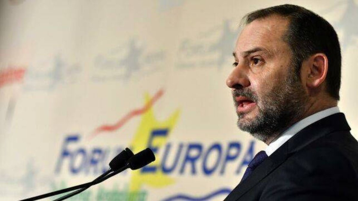 Ábalos arremete contra la