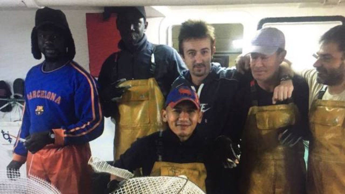 La tripulación del barco de Santa Pola con varios de los rescatados. Foto: Información