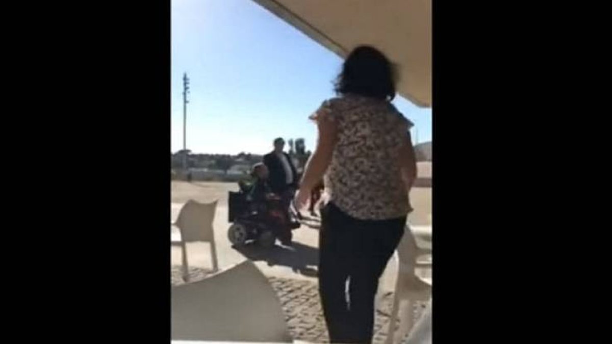 Momento en el que la señora se acerca a Echenique.