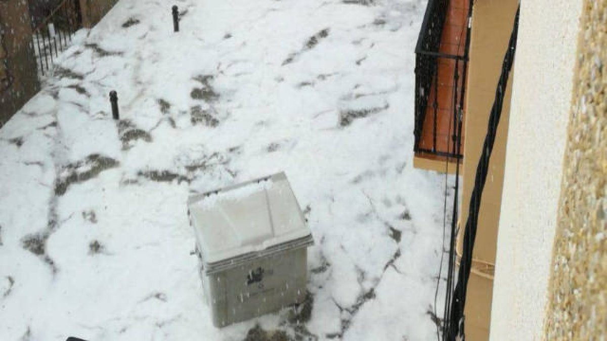 Imagen de las calles de Requena, tras el granizo caído en la tarde del 1 de mayo