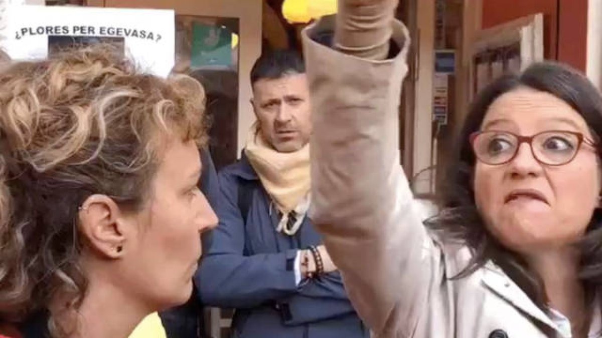 Mónica Oltra con los trabajadores de Egevasa