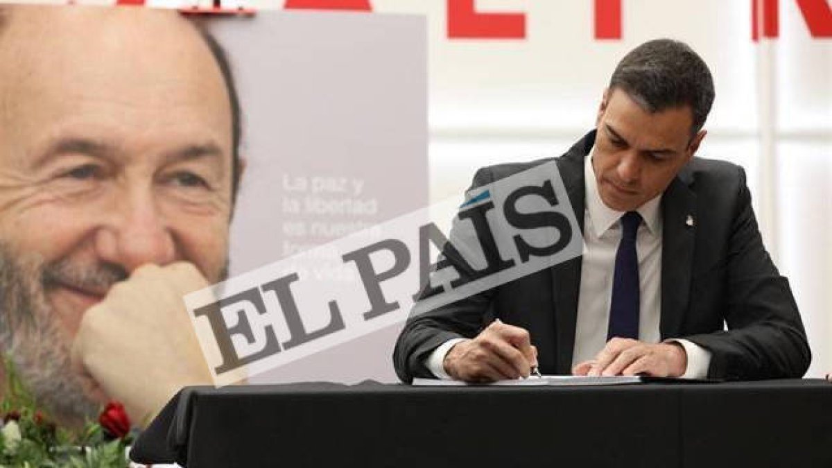 El exdirector de Opinión revela cómo El País más sanchista ninguneó a Rubalcaba