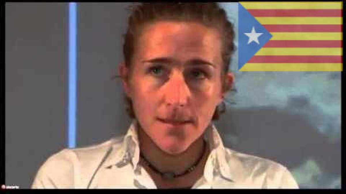 La cara de grima de la deportista premiada por Torra al sonar el himno español