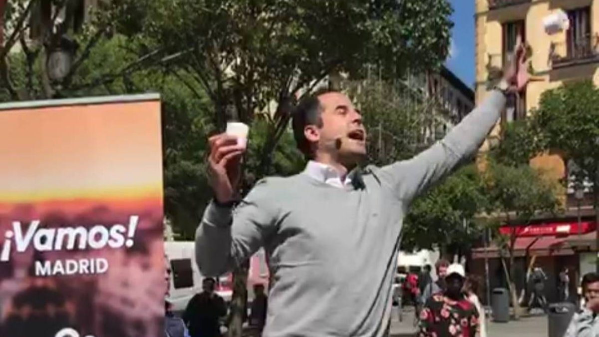 Aguado, con uno de los objetos que le tiraron y a punto de atrapar con la mano otro