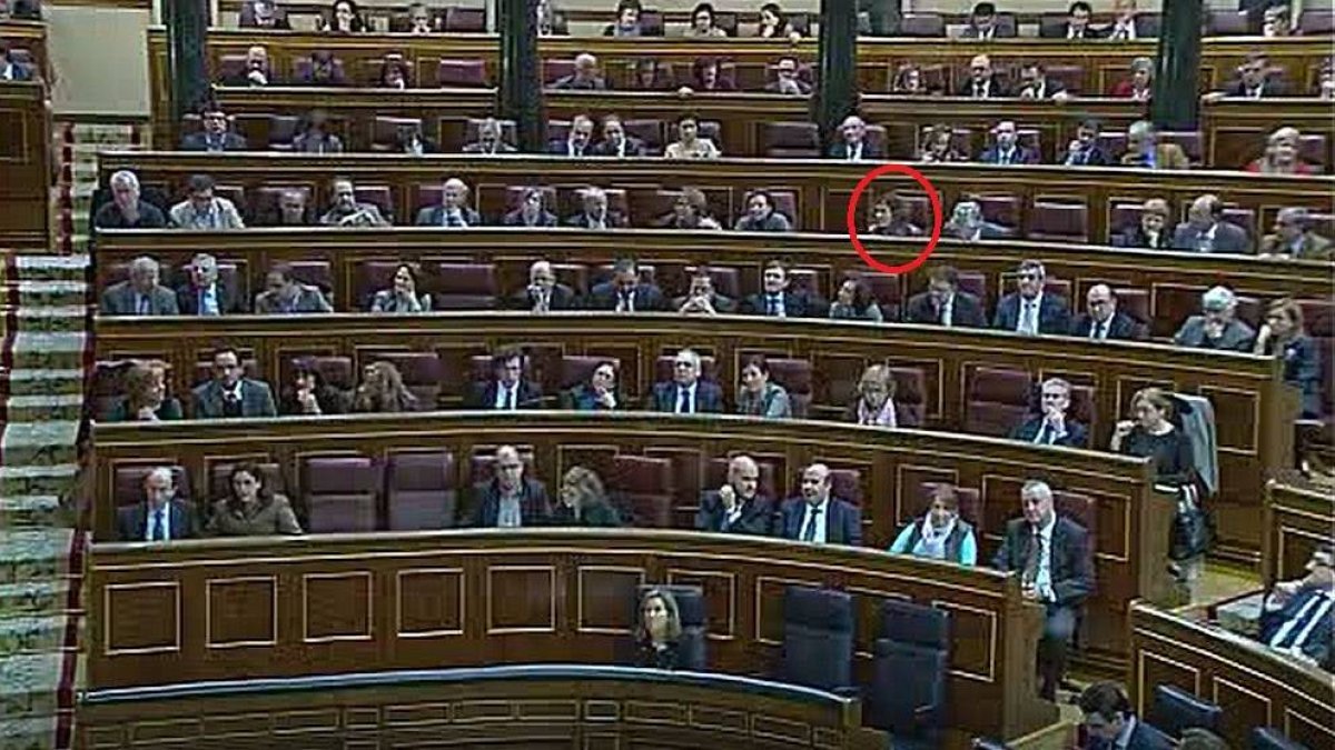 Batet sentada en su escaño en el momento de la polémica votación.