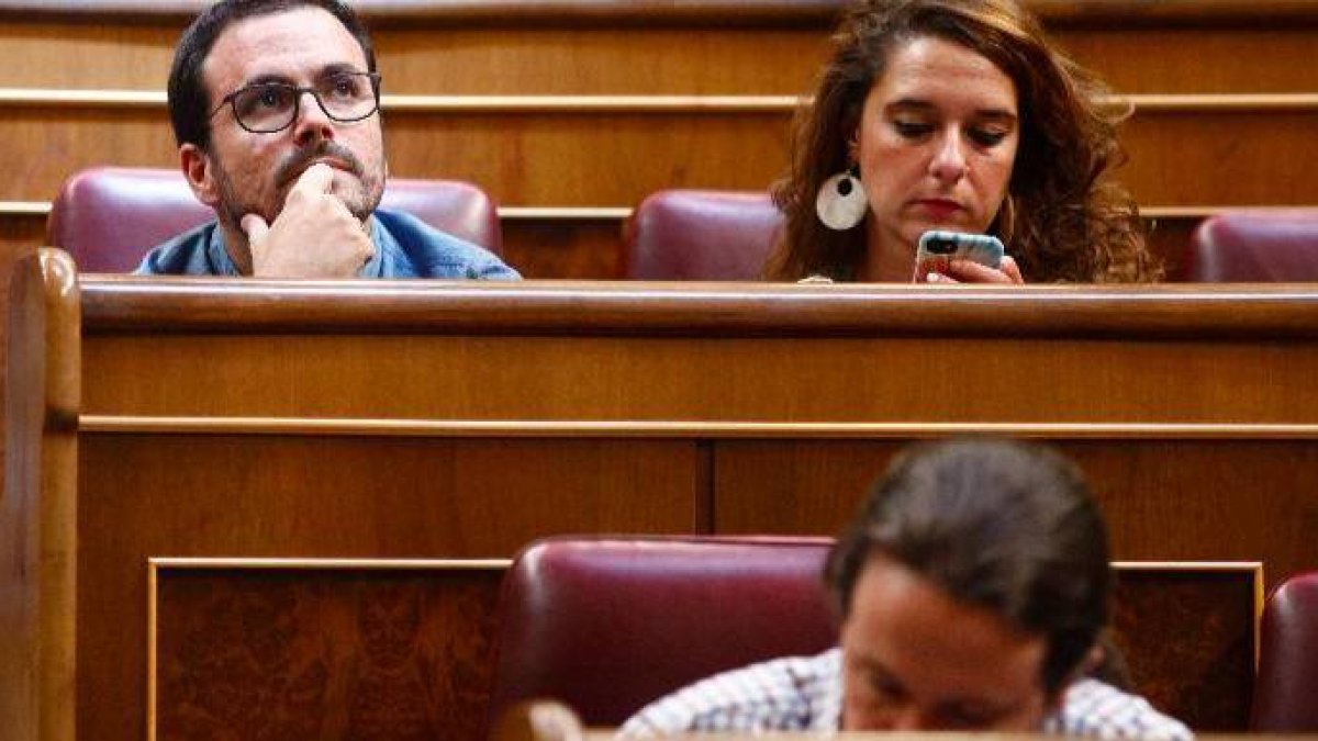 Garzón, tras Iglesias, en el pleno de investidura de Sánchez.
