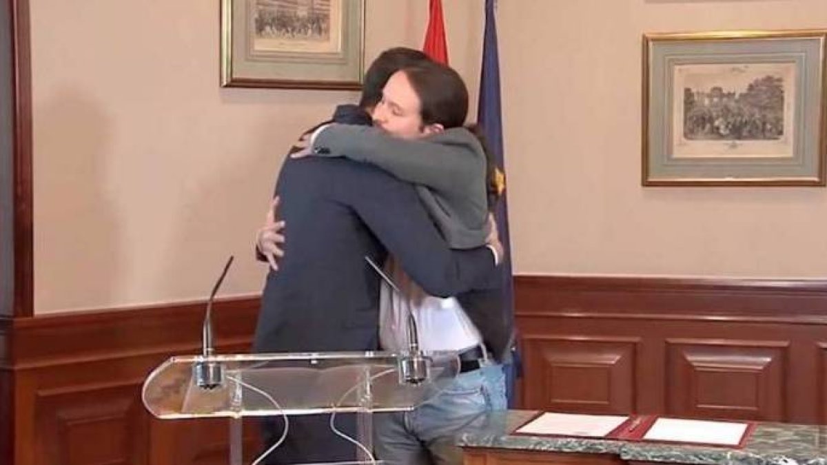 Sánchez e Iglesias en su abrazo de este martes.