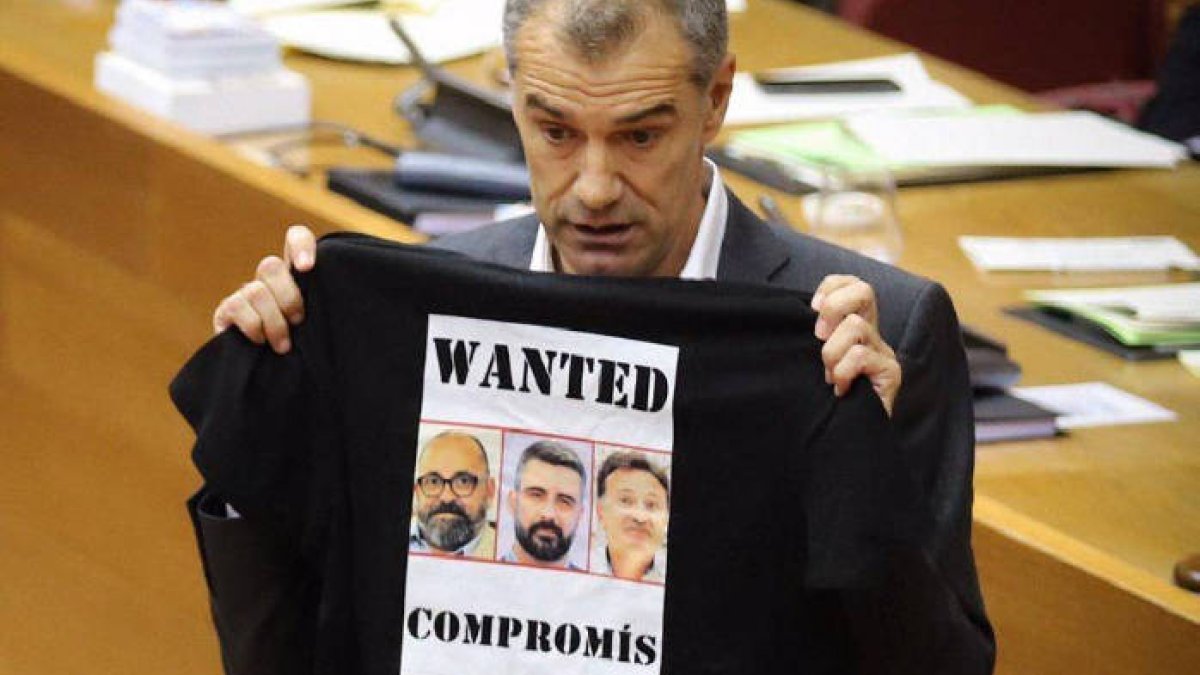 Cantó da la vuelta a la camiseta de Oltra: de Camps a los Dalton de Compromís