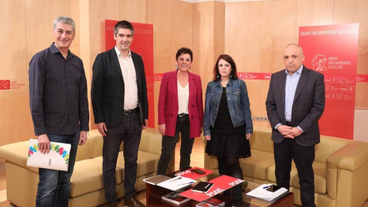 El PSOE toca fondo y se hace una foto infame con Bildu: Vox ya lo advirtió