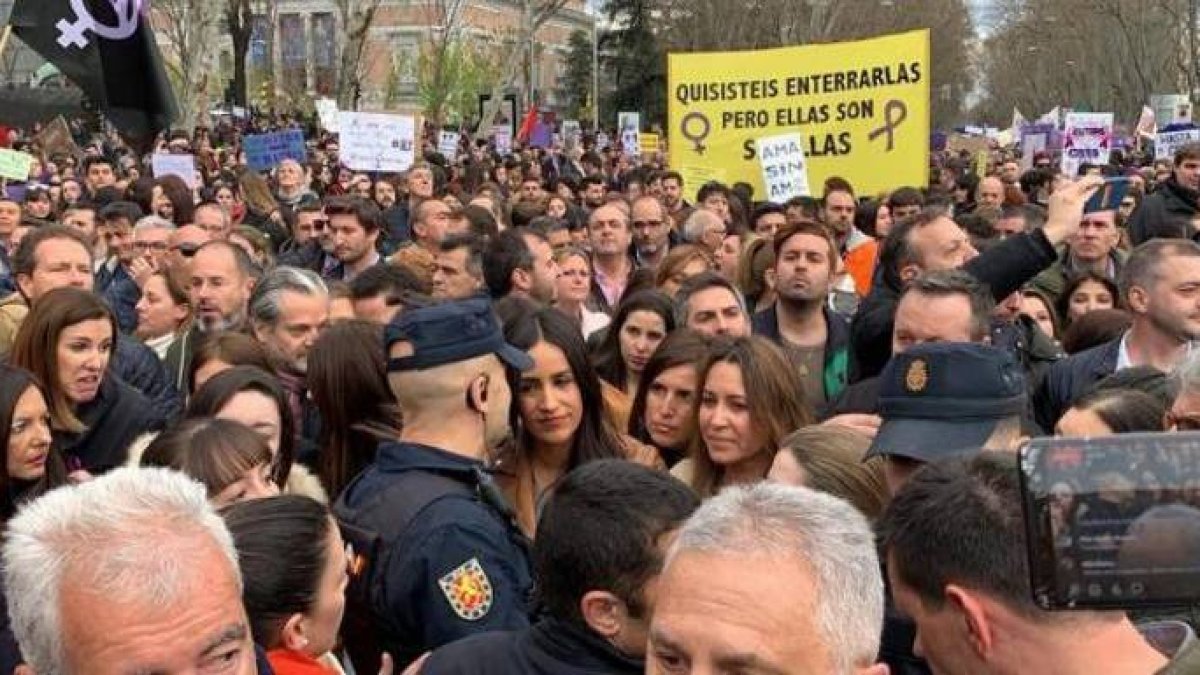 Begoña Villacís, este domingo, expulsada de la marcha del 8-M.