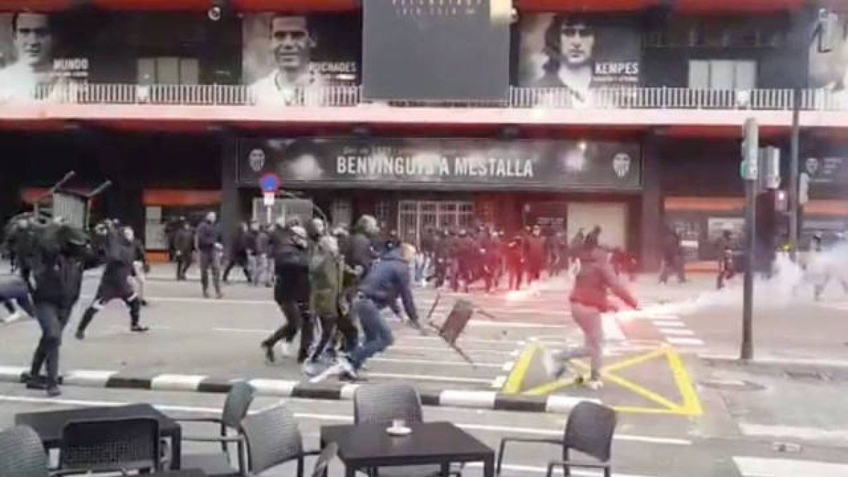 Boixos Nois implicados en una batalla con radicales de Valencia en Mestalla
