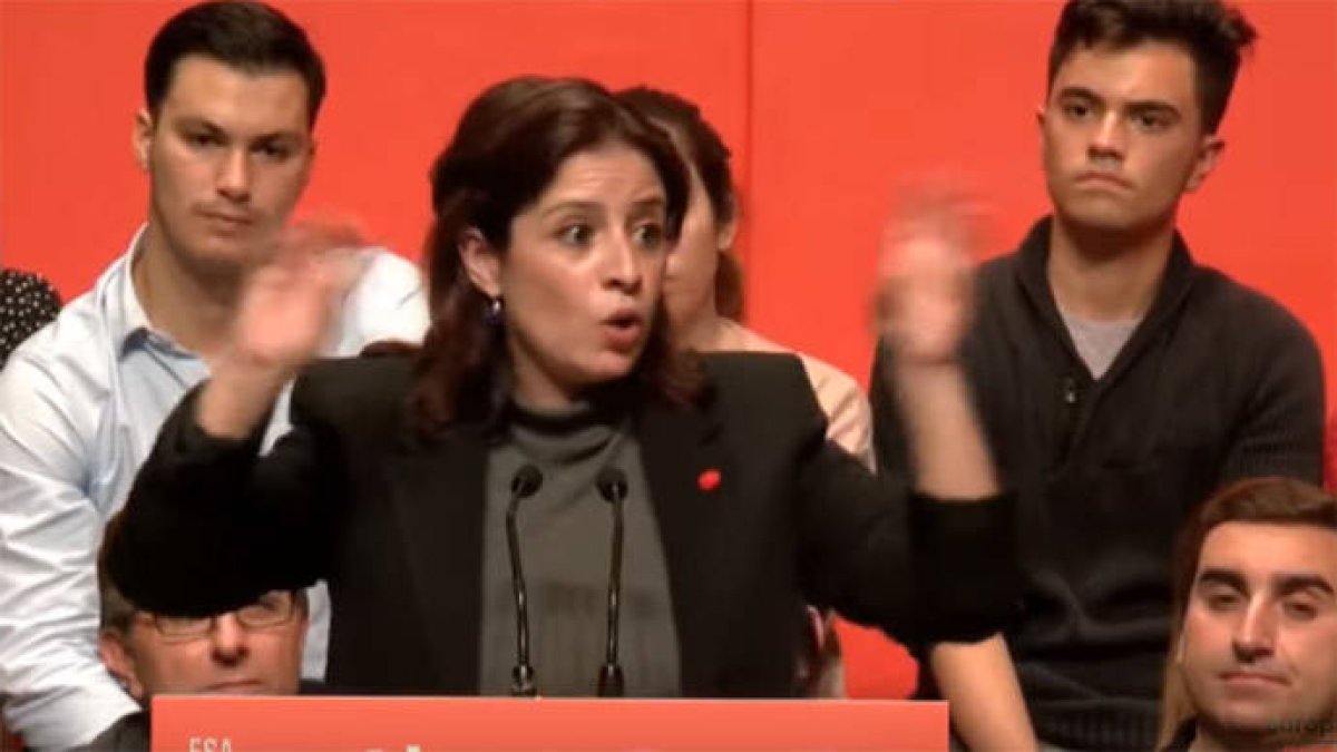 Adriana Lastra durante el mitin, gesticulando.