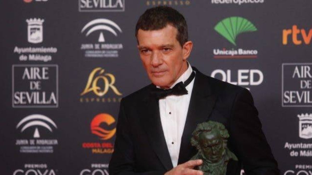 Amaia Romero le pone voz y humor al discurso de Antonio Banderas durante los Goya